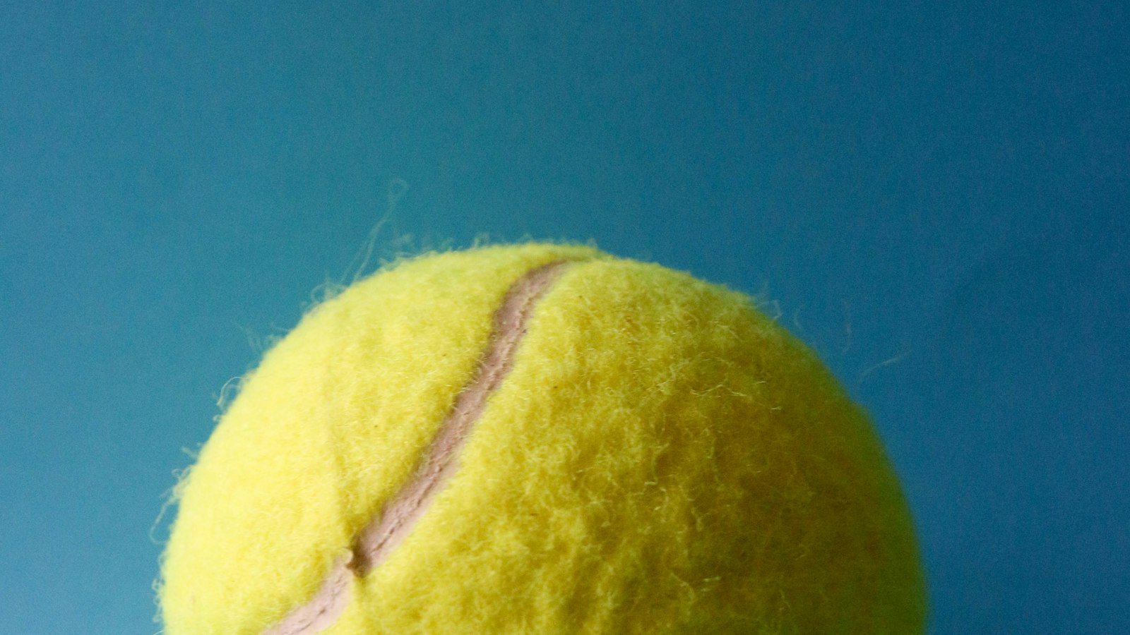 Bola amarela sobre fundo azul
