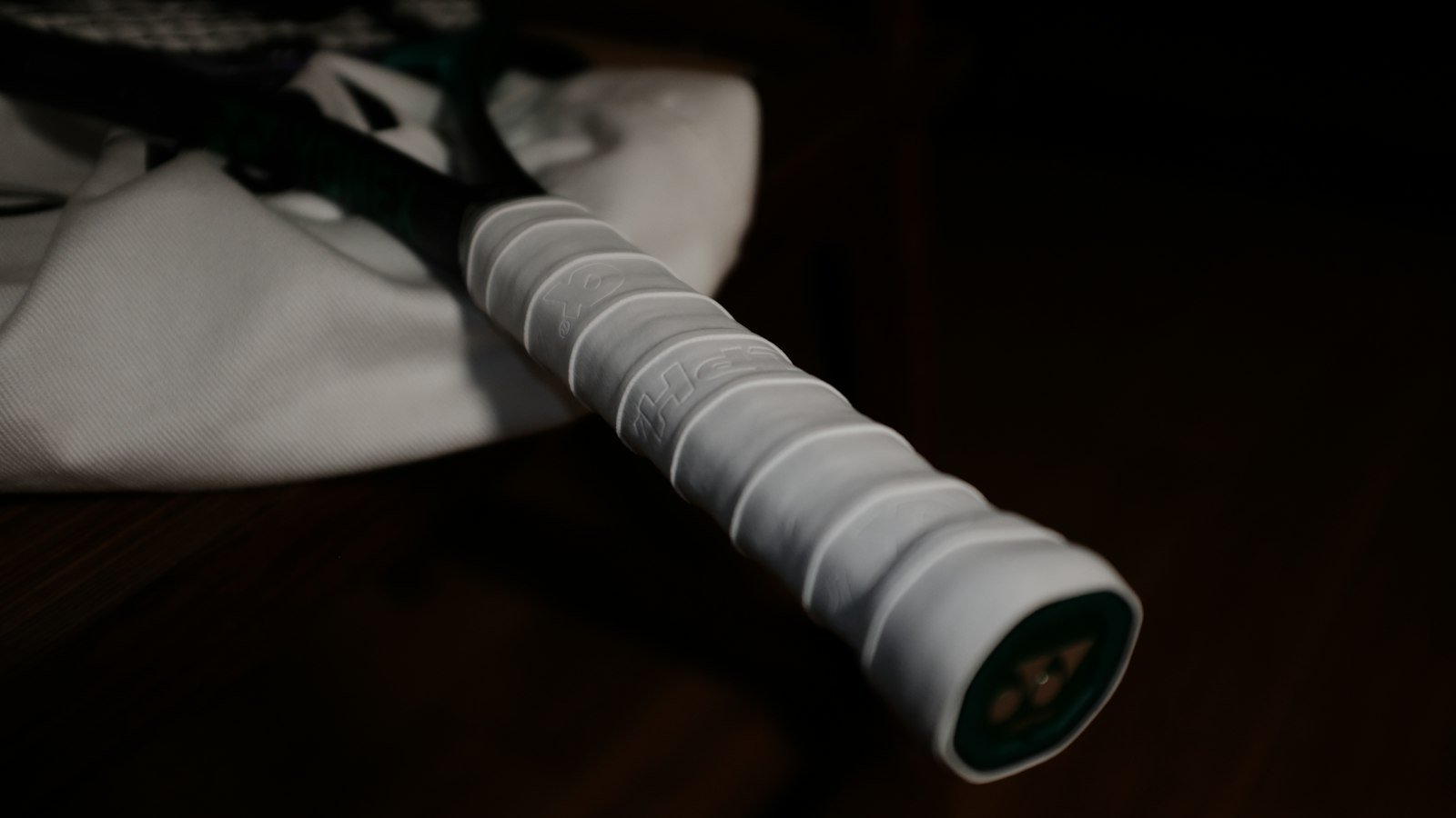 Cabo de raquete com overgrip branco