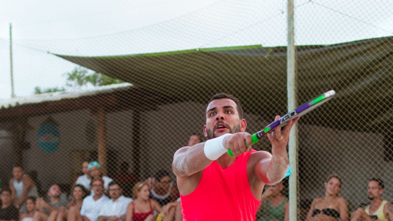 Jogador de beach tênis em ação durante partida