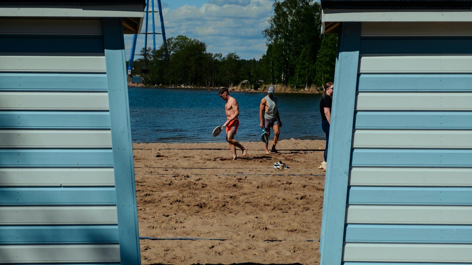 Pessoas jogando na areia perto da água